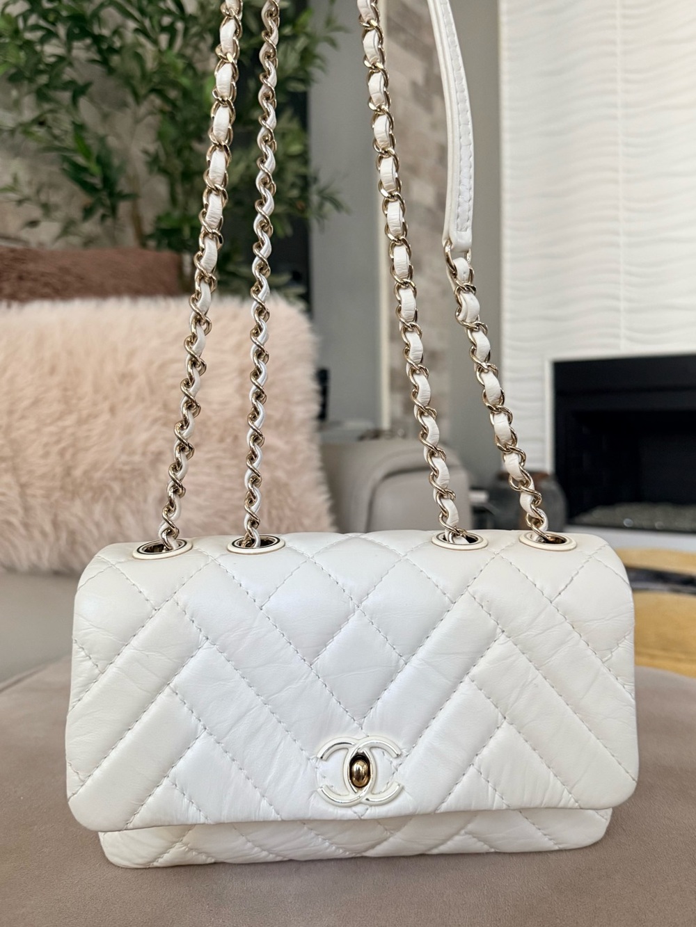 CHANEL Cream Quilted Chevron Leather Crossbody Bag with Gold Chain Small - Picture 2 of 10